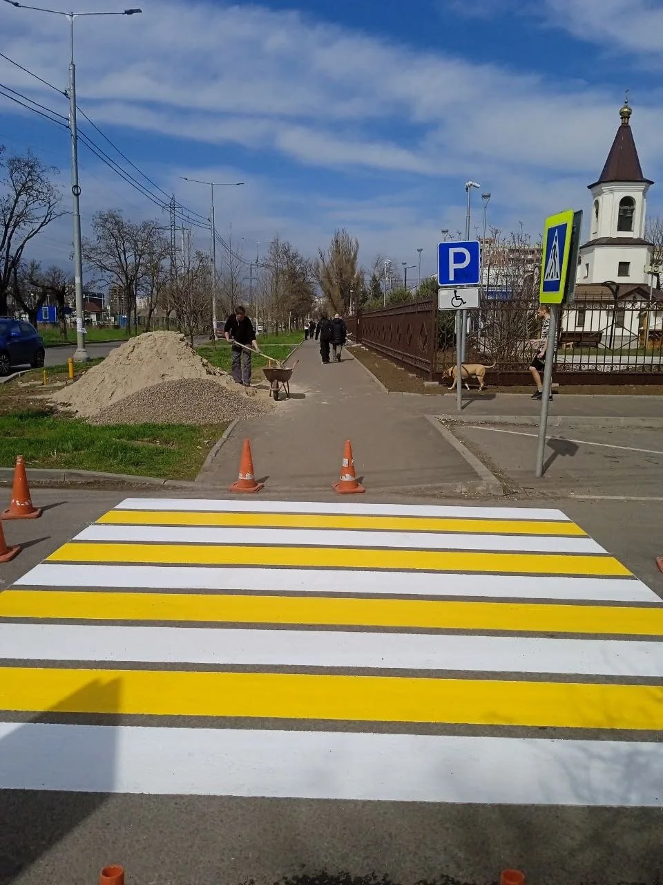 Дорожники обновляют пешеходную разметку у мариупольских храмов Дорожники обновляют пешеходную разметку у мариупольских храмов