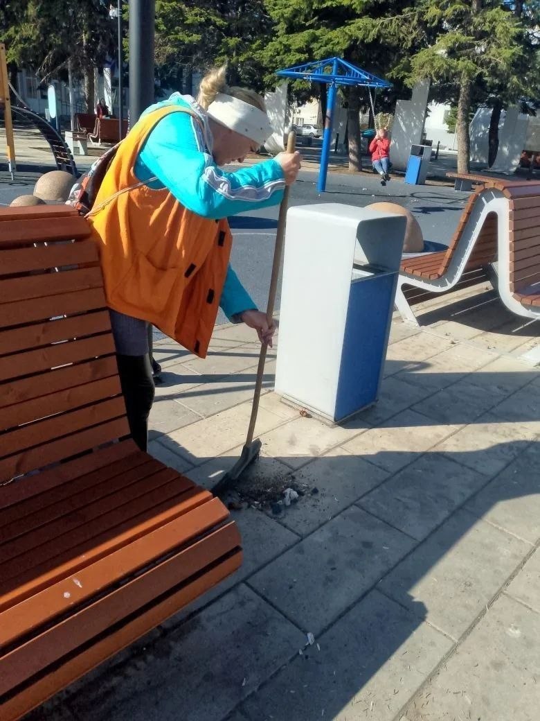 Коммунальщики Снежного продолжают благоустраивать территории общего пользования Коммунальщики Снежного продолжают благоустраивать территории общего пользования