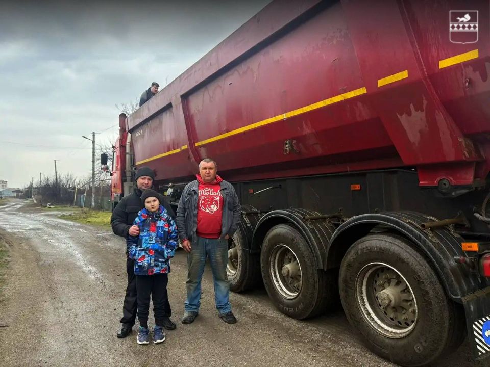 Команда Пуровского дорожно-строительного управления помогает семье из Волновахского округа Команда Пуровского дорожно-строительного управления помогает семье из Волновахского округа