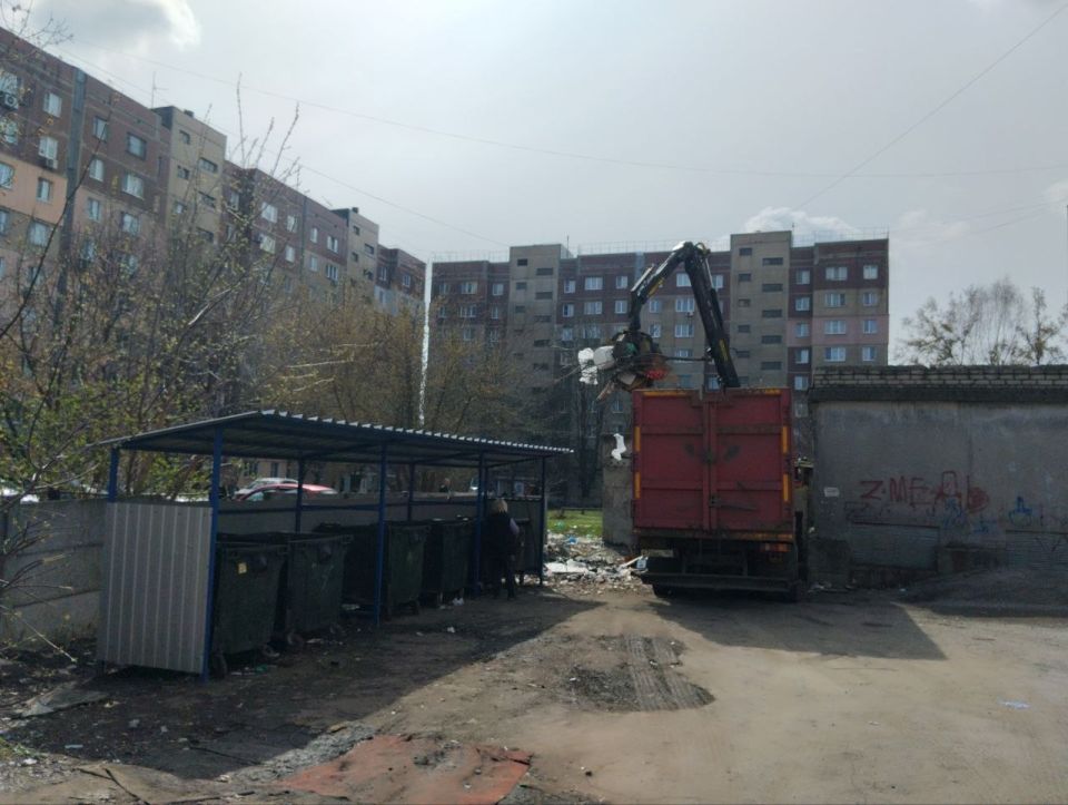 С целью приведения территории в надлежащее санитарное состояние в Кировском внутригородском районе выполнены работы по вывозу крупногабаритных накоплений мусора на контейнерных площадках по адресам: ул. Ленина, д. 153, д....