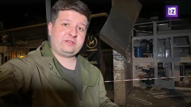 Военный корреспондент «Известий» Евгений Быковский получил ранения в Донецке в результате удара украинского беспилотника, сообщает издание