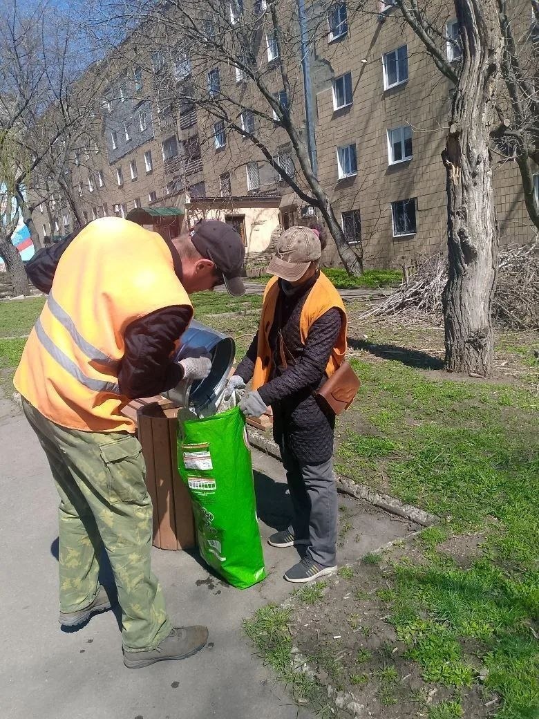 Коммунальщики Снежного продолжают благоустраивать территории общего пользования Коммунальщики Снежного продолжают благоустраивать территории общего пользования