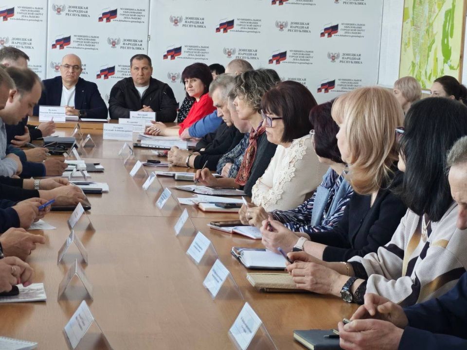Сергей Желновач: Сегодня, 6 апреля первый заместитель главы администрации городского округа Дебальцево Максим Вельма провел расширенное аппаратное совещание Сергей Желновач: Сегодня, 6 апреля первый заместитель главы администрации городского округа Дебальцево Максим Вельма провел расширенное аппаратное совещание