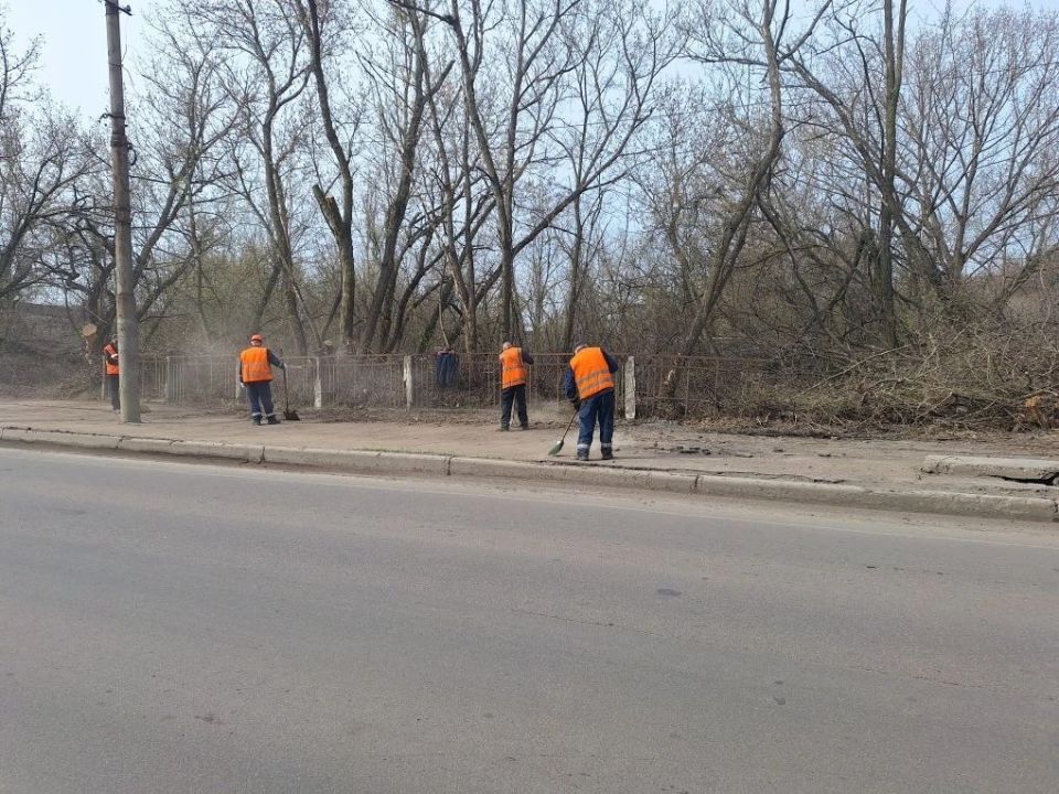 В субботу, 4 апреля, в рамках общегородского субботника, сотрудники Филиала № 3 «Макеевский металлургический завод» ООО «ЮГМК ДОНЕЦК» вышли на уборку территории по ул. Металлургической. Участниками субботника проведены... В субботу, 4 апреля, в рамках общегородского субботника, сотрудники Филиала № 3 «Макеевский металлургический завод» ООО «ЮГМК ДОНЕЦК» вышли на уборку территории по ул. Металлургической. Участниками субботника проведены...