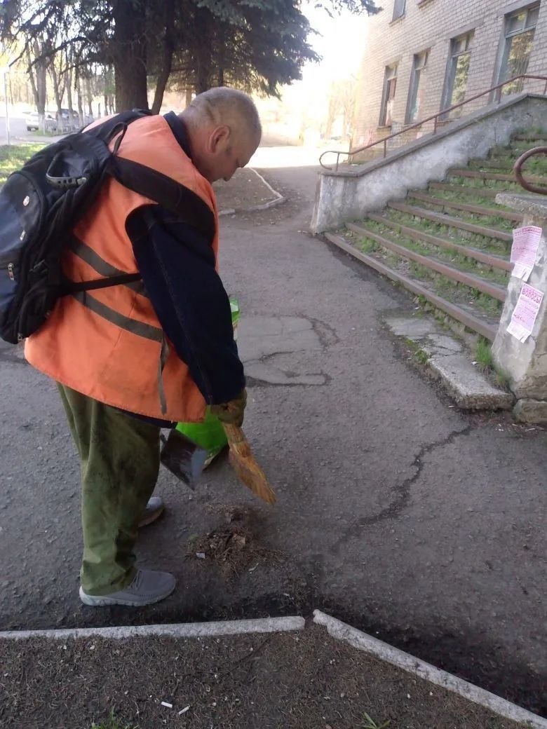 Коммунальщики Снежного продолжают благоустраивать территории общего пользования Коммунальщики Снежного продолжают благоустраивать территории общего пользования