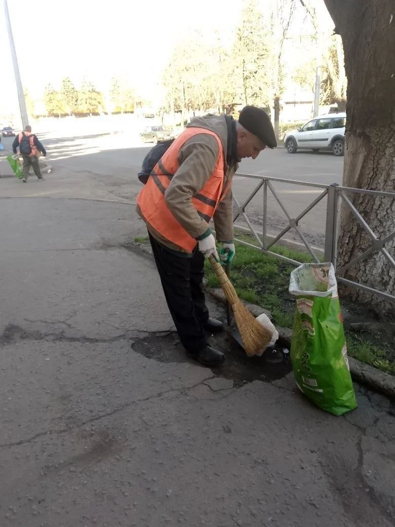 Коммунальщики Снежного продолжают благоустраивать территории общего пользования Коммунальщики Снежного продолжают благоустраивать территории общего пользования