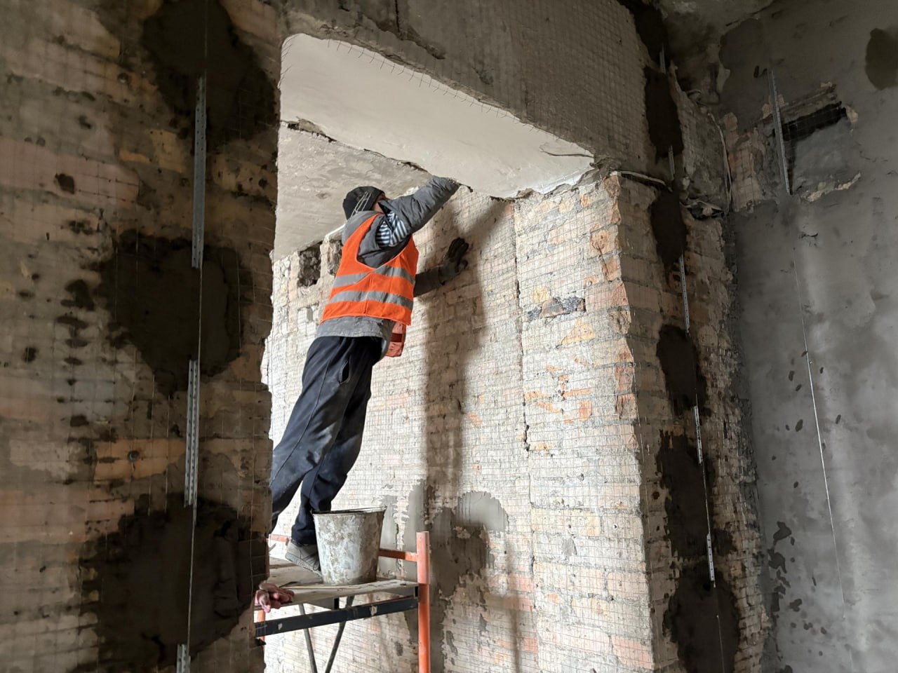 В шахтерской школе-интернате № 15 ведется капитальный ремонт уборных при поддержке сахалинцев В шахтерской школе-интернате № 15 ведется капитальный ремонт уборных при поддержке сахалинцев