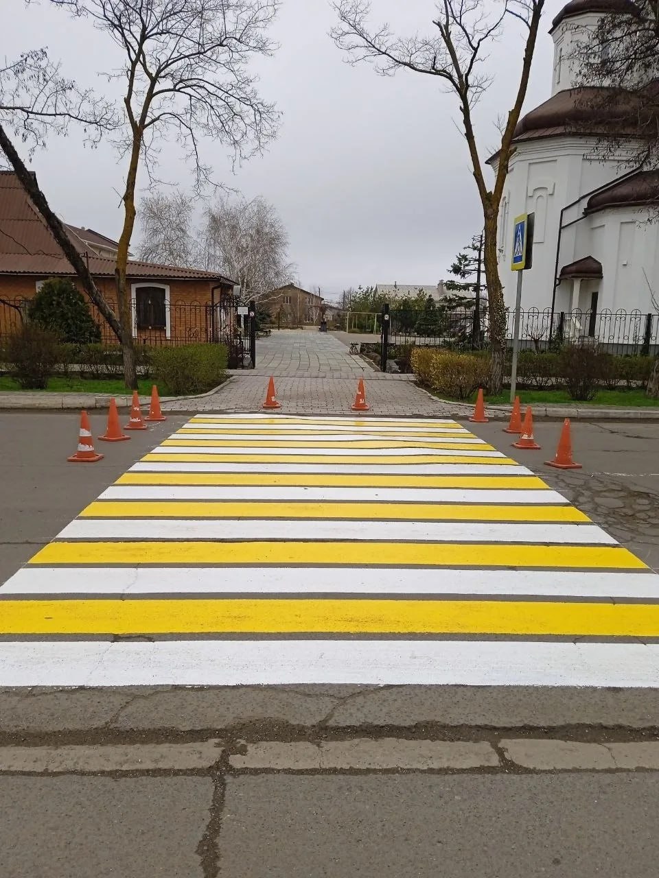 Дорожники обновляют пешеходную разметку у мариупольских храмов Дорожники обновляют пешеходную разметку у мариупольских храмов