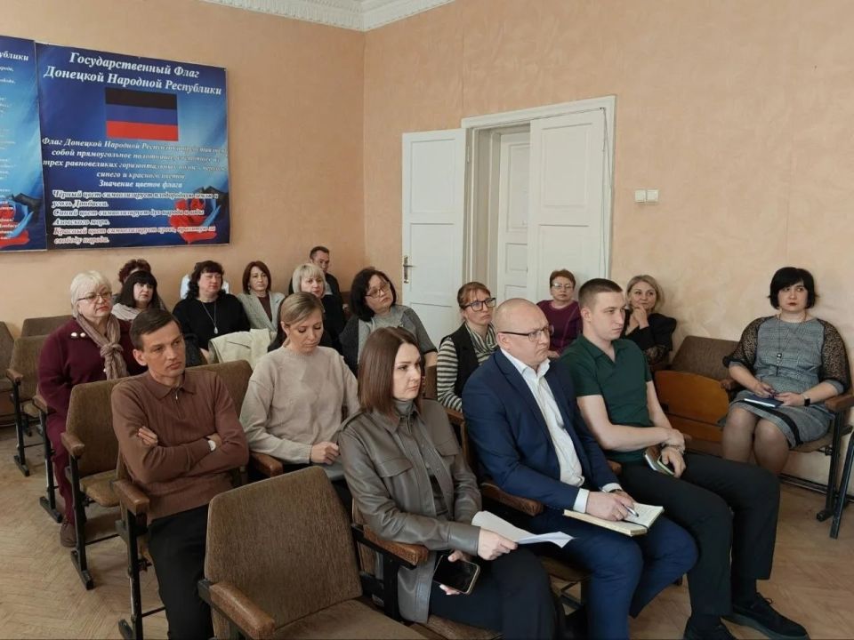 По партпроекту Единой России «Здоровое будущее» в Снежном прошла встреча главы муниципалитета, секретаря местного отделения партии Сергея Ермакова с руководителями медицинских учреждений округа По партпроекту Единой России «Здоровое будущее» в Снежном прошла встреча главы муниципалитета, секретаря местного отделения партии Сергея Ермакова с руководителями медицинских учреждений округа
