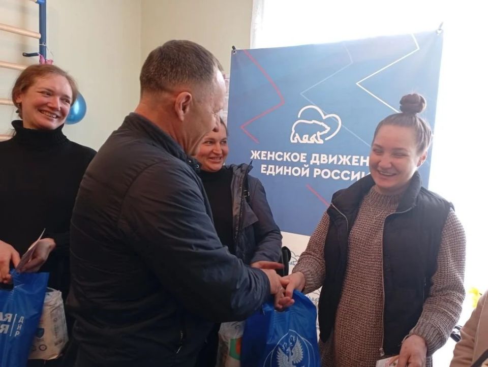 Александр Пеняев: В рамках Всероссийского Дня беременных вместе с координатором Женского движения «Единой России» в Ясиноватой Натальей Филипповой встретились с будущими мамочками нашего округа Александр Пеняев: В рамках Всероссийского Дня беременных вместе с координатором Женского движения «Единой России» в Ясиноватой Натальей Филипповой встретились с будущими мамочками нашего округа