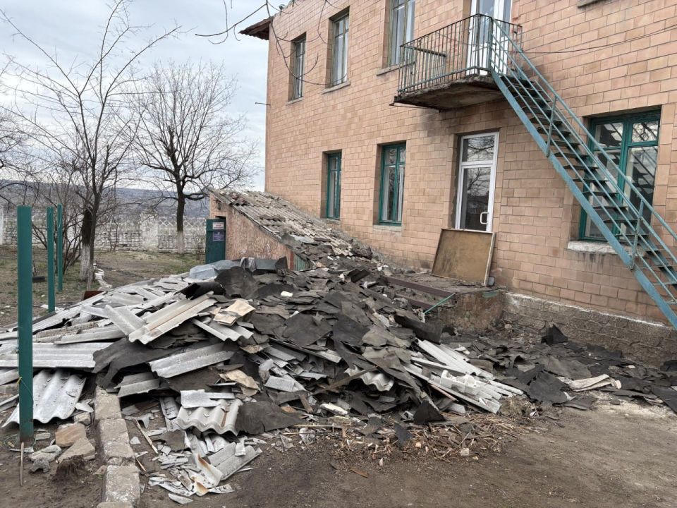 Александр Шатов: В шахтерском детсаду № 9 приступили к демонтажу кровли благодаря сахалинцам Александр Шатов: В шахтерском детсаду № 9 приступили к демонтажу кровли благодаря сахалинцам
