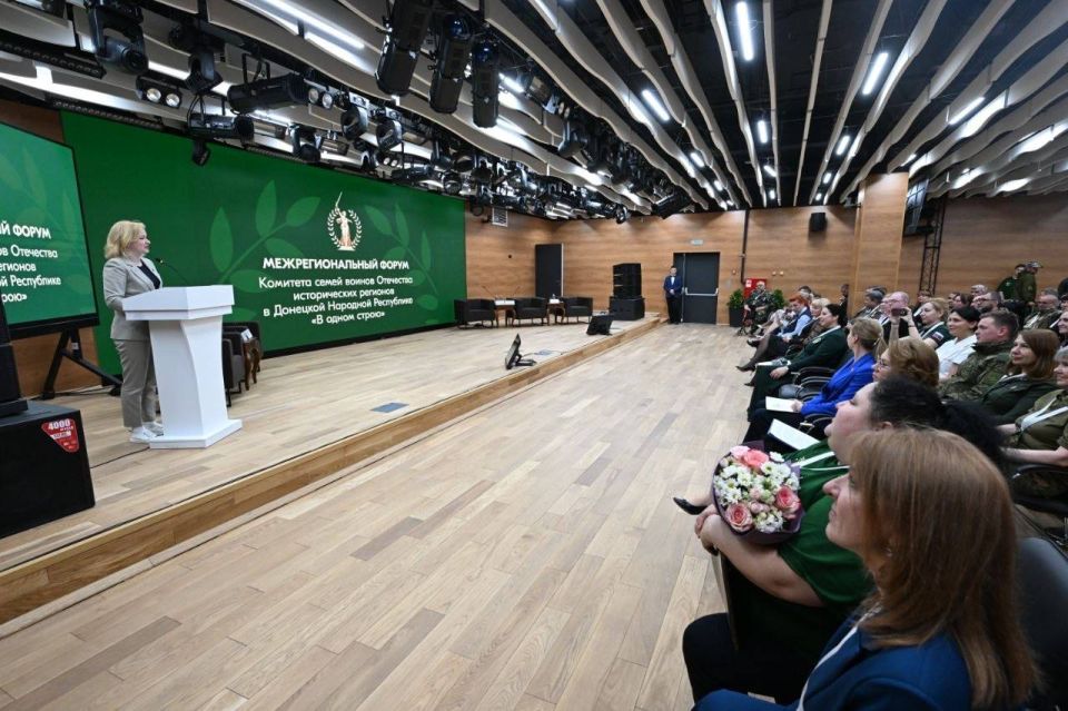 «Нам очень важно общаться глаза в глаза, поддерживать друг друга» «Нам очень важно общаться глаза в глаза, поддерживать друг друга»