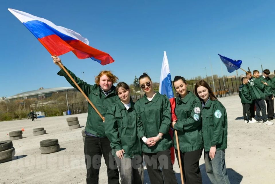 Символ возрождения и помощи: молодежь встретила годовщину создания ДНР автопробегом на КамАЗах