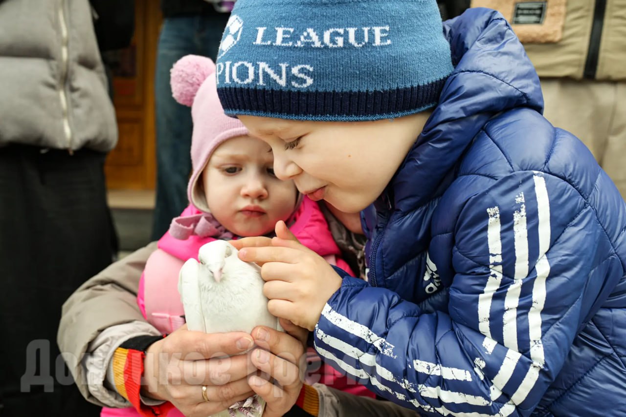 Как символ мира и бессмертия души: в Благовещение в небо над Донецком запустили белых голубей Как символ мира и бессмертия души: в Благовещение в небо над Донецком запустили белых голубей