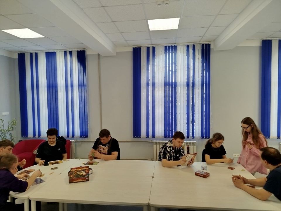 На событийной площадке Центральной городской библиотеки им. М. Горького царила особая атмосфера! За настольными играми собрались люди разных возрастов, увлечённо погружённые в миры приключений, стратегий и дружбы На событийной площадке Центральной городской библиотеки им. М. Горького царила особая атмосфера! За настольными играми собрались люди разных возрастов, увлечённо погружённые в миры приключений, стратегий и дружбы