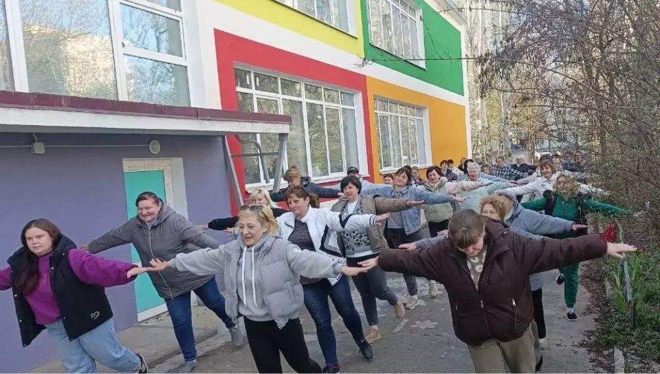 Вместе бодрее!»: коллективы подведомственных учреждений Минтруда ДНР активизировали корпоративную физическую культуру через производственную зарядку Вместе бодрее!»: коллективы подведомственных учреждений Минтруда ДНР активизировали корпоративную физическую культуру через производственную зарядку