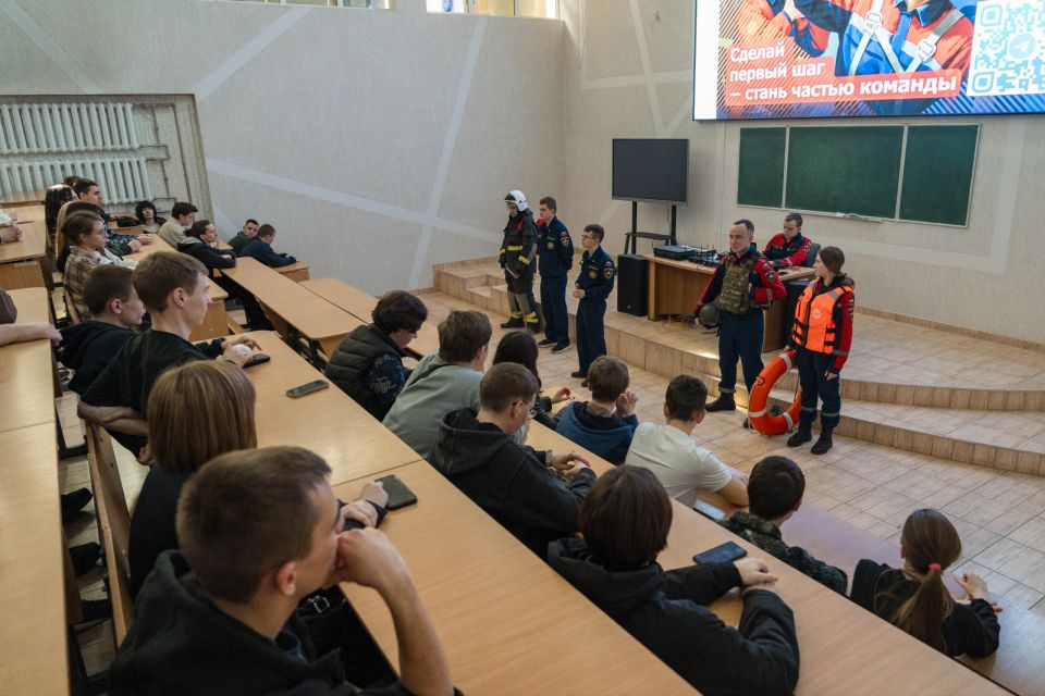 Добровольцы Донецкого РО ВСКС приняли участие в Форуме молодежных сообществ, приуроченном к Году народного единства в Российской Федерации, который состоялся в ДОННАСА Добровольцы Донецкого РО ВСКС приняли участие в Форуме молодежных сообществ, приуроченном к Году народного единства в Российской Федерации, который состоялся в ДОННАСА