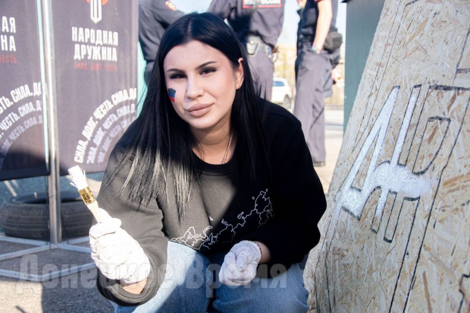 «Чтобы могли строить правильное будущее»: в Донецке прошла реконструкция событий «Русской весны» «Чтобы могли строить правильное будущее»: в Донецке прошла реконструкция событий «Русской весны»