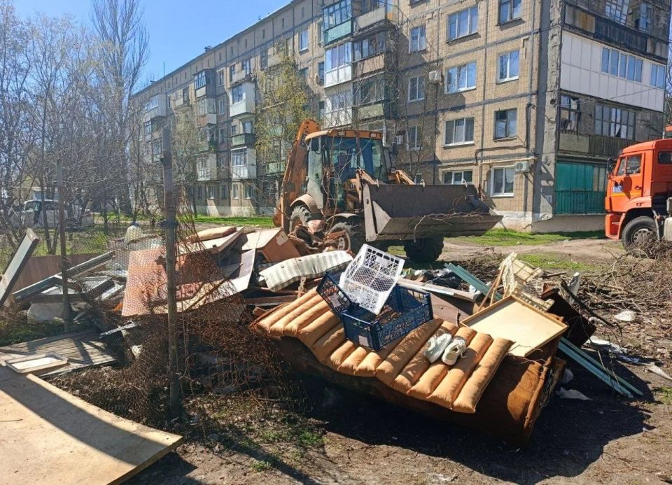 Александр Пеняев: Больше 150 кубометров мусора, скопившегося в Пантелеймоновке на несанкционированных свалках, вывезено за последние дни силами «Донснабкомплекта» по инициативе администрации округа Александр Пеняев: Больше 150 кубометров мусора, скопившегося в Пантелеймоновке на несанкционированных свалках, вывезено за последние дни силами «Донснабкомплекта» по инициативе администрации округа