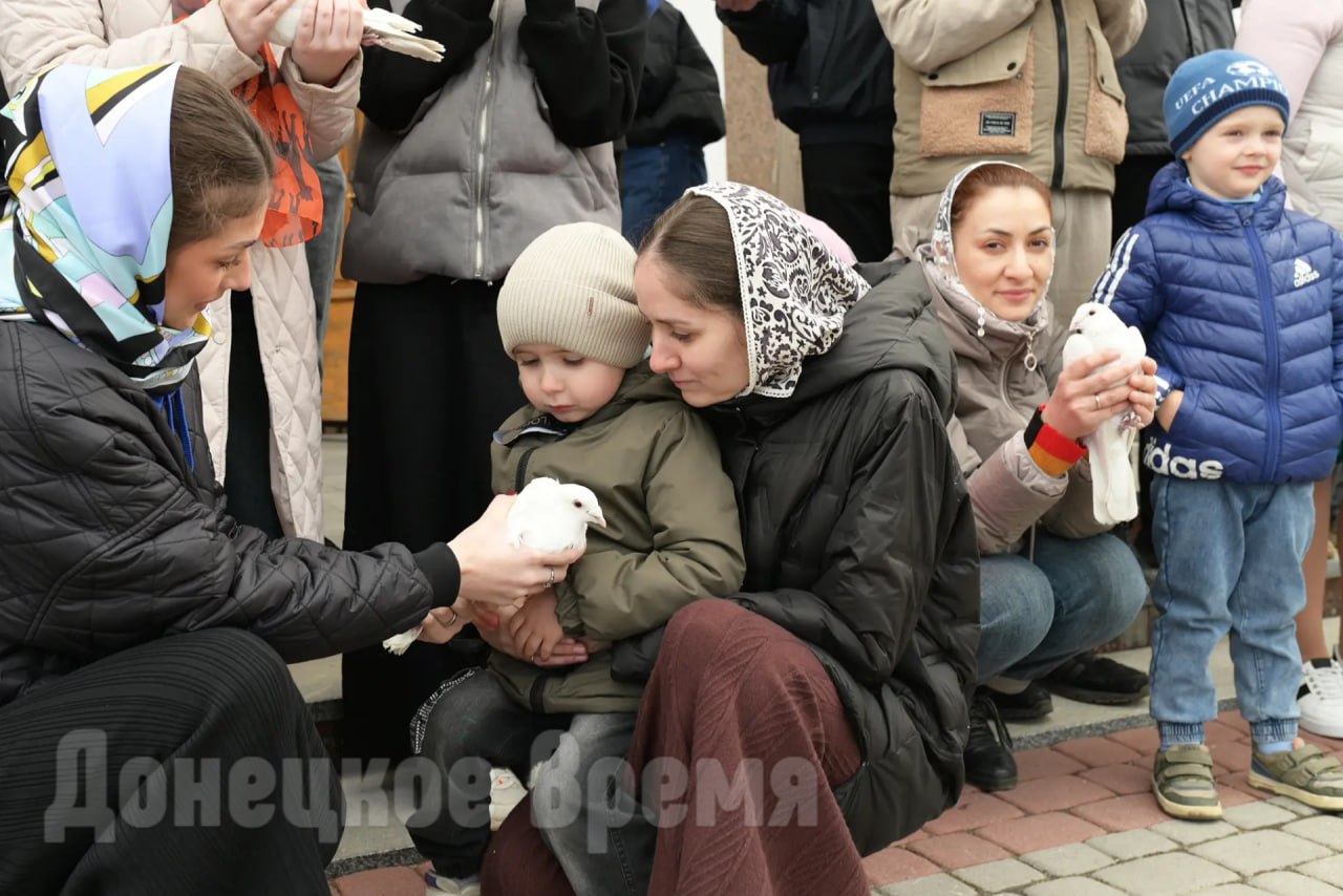 Как символ мира и бессмертия души: в Благовещение в небо над Донецком запустили белых голубей Как символ мира и бессмертия души: в Благовещение в небо над Донецком запустили белых голубей