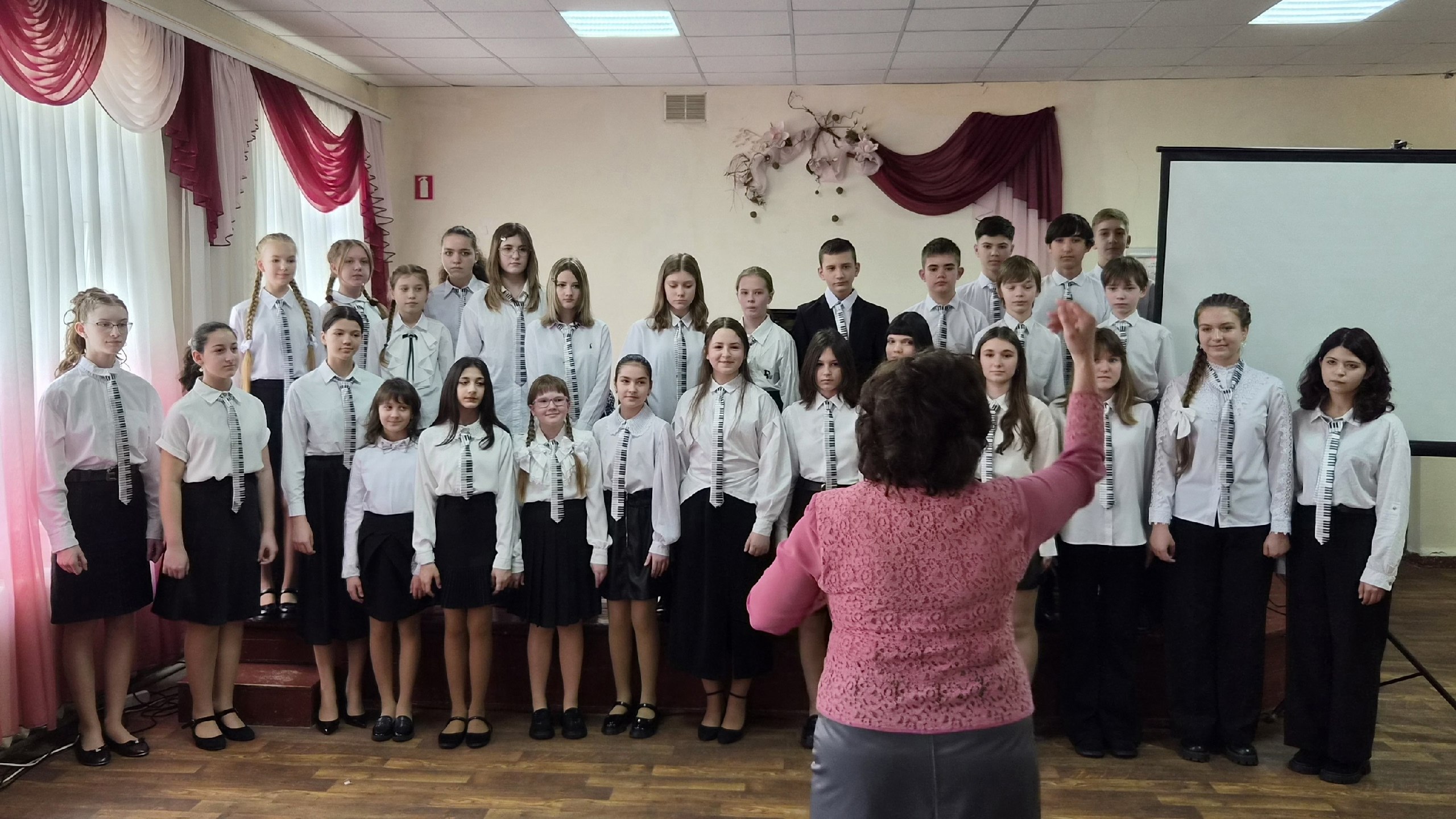 3 апреля в стенах Детской Музыкальной школы состоялся отчётный концерт вокально-хорового отдела «Пусть летит по свету песня» 3 апреля в стенах Детской Музыкальной школы состоялся отчётный концерт вокально-хорового отдела «Пусть летит по свету песня»