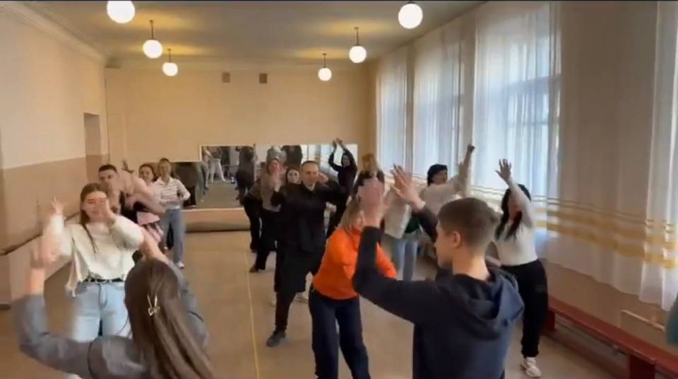 В рамках реализации партийного проекта «Детский спорт» в ГБОУ «ГИМНАЗИЯ Г.О. ТОРЕЗ» состоялось по-настоящему зажигательное событие — спортивно-танцевальный флешмоб «Танцы от нас — здоровье для вас!» В рамках реализации партийного проекта «Детский спорт» в ГБОУ «ГИМНАЗИЯ Г.О. ТОРЕЗ» состоялось по-настоящему зажигательное событие — спортивно-танцевальный флешмоб «Танцы от нас — здоровье для вас!»