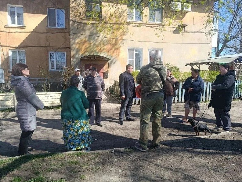 6 апреля в Червоногвардейском районе состоялась встреча руководителя Управы Антона Гринзовского с жителями жилого массива Курупской возле дома №176/10 по улице Черепановых 6 апреля в Червоногвардейском районе состоялась встреча руководителя Управы Антона Гринзовского с жителями жилого массива Курупской возле дома №176/10 по улице Черепановых