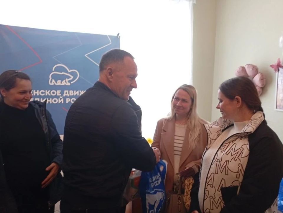 Александр Пеняев: В рамках Всероссийского Дня беременных вместе с координатором Женского движения «Единой России» в Ясиноватой Натальей Филипповой встретились с будущими мамочками нашего округа Александр Пеняев: В рамках Всероссийского Дня беременных вместе с координатором Женского движения «Единой России» в Ясиноватой Натальей Филипповой встретились с будущими мамочками нашего округа