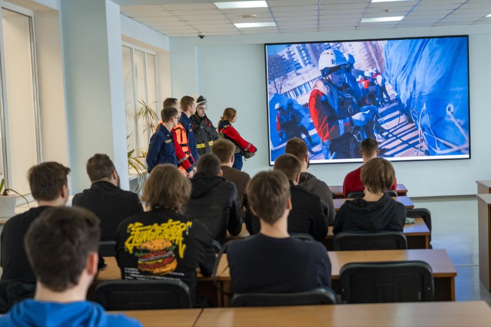 Добровольцы Донецкого РО ВСКС приняли участие в Форуме молодежных сообществ, приуроченном к Году народного единства в Российской Федерации, который состоялся в ДОННАСА Добровольцы Донецкого РО ВСКС приняли участие в Форуме молодежных сообществ, приуроченном к Году народного единства в Российской Федерации, который состоялся в ДОННАСА