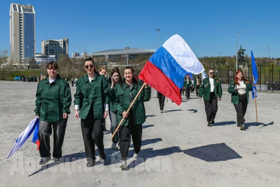 Символ возрождения и помощи: молодежь встретила годовщину создания ДНР автопробегом на КамАЗах Символ возрождения и помощи: молодежь встретила годовщину создания ДНР автопробегом на КамАЗах