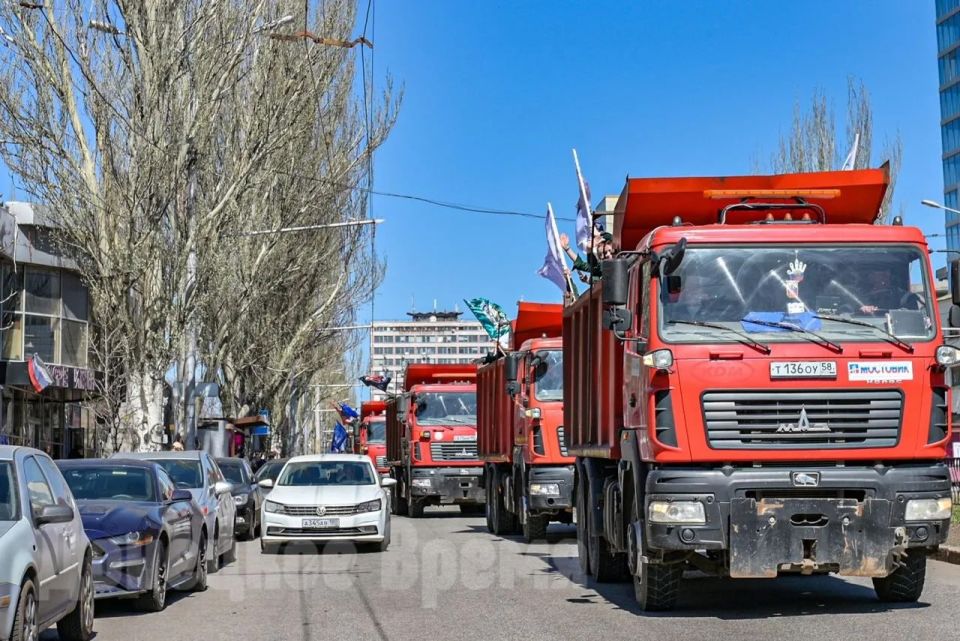 Символ возрождения и помощи: молодежь встретила годовщину создания ДНР автопробегом на КамАЗах Символ возрождения и помощи: молодежь встретила годовщину создания ДНР автопробегом на КамАЗах