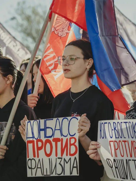 На территории Донецкого молодежного центра «30/09» прошла реконструкция событий Русской весны, приуроченная ко Дню провозглашения ДНР На территории Донецкого молодежного центра «30/09» прошла реконструкция событий Русской весны, приуроченная ко Дню провозглашения ДНР