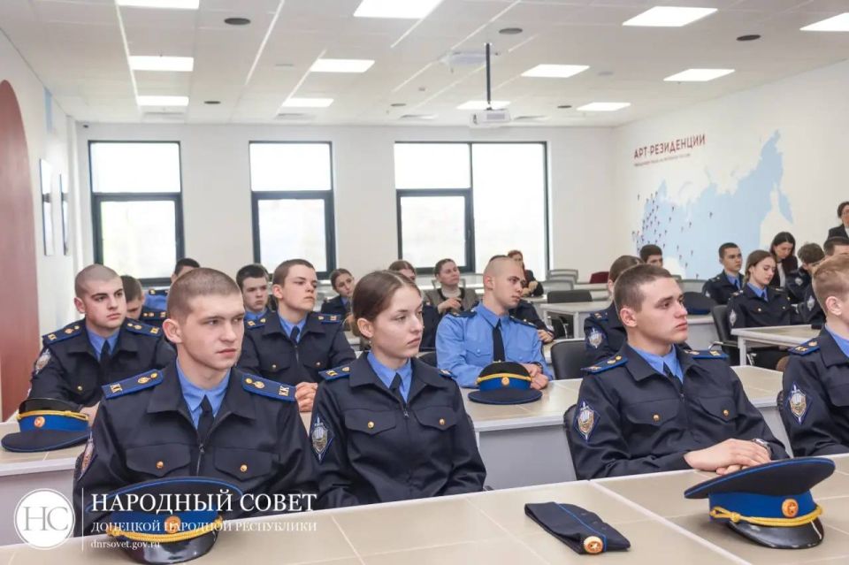 Константин Кузьмин: В двенадцатую годовщину Дня провозглашения Донецкой Народной Республики пообщались с молодежью Константин Кузьмин: В двенадцатую годовщину Дня провозглашения Донецкой Народной Республики пообщались с молодежью