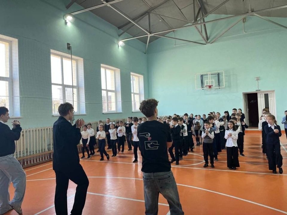 Молодёжка Мангуша провела зарядку ко Всемирному дню здоровья Молодёжка Мангуша провела зарядку ко Всемирному дню здоровья