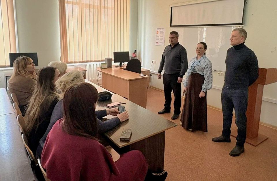 Юрий Атаманов: С руководителем Управы Ленинского внутригородского района администрации г.о. Донецк Татьяной Темниковой и коллегой по депутатскому корпусу Александром Богачевым провели встречу с трудовым коллективом... Юрий Атаманов: С руководителем Управы Ленинского внутригородского района администрации г.о. Донецк Татьяной Темниковой и коллегой по депутатскому корпусу Александром Богачевым провели встречу с трудовым коллективом...