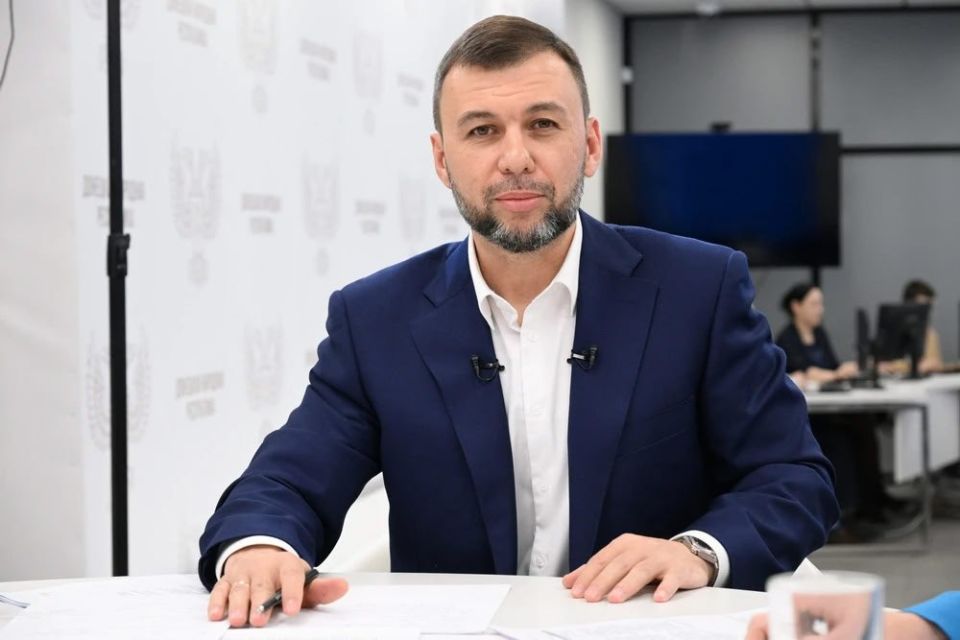 Глава Донецкой Народной Республики Денис Владимирович Пушилин ведёт официальную страницу в мессенджере MAX, где делится личной позицией, разъясняет ключевые решения и публикует прямые включения с мест событий