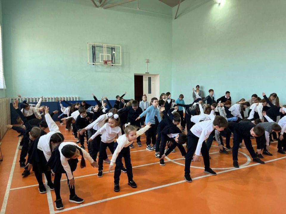 Молодёжка Мангуша провела зарядку ко Всемирному дню здоровья Молодёжка Мангуша провела зарядку ко Всемирному дню здоровья
