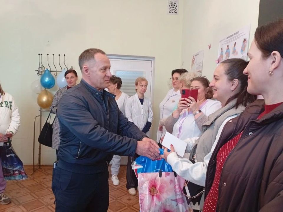 Александр Пеняев: В рамках Всероссийского Дня беременных вместе с координатором Женского движения «Единой России» в Ясиноватой Натальей Филипповой встретились с будущими мамочками нашего округа Александр Пеняев: В рамках Всероссийского Дня беременных вместе с координатором Женского движения «Единой России» в Ясиноватой Натальей Филипповой встретились с будущими мамочками нашего округа