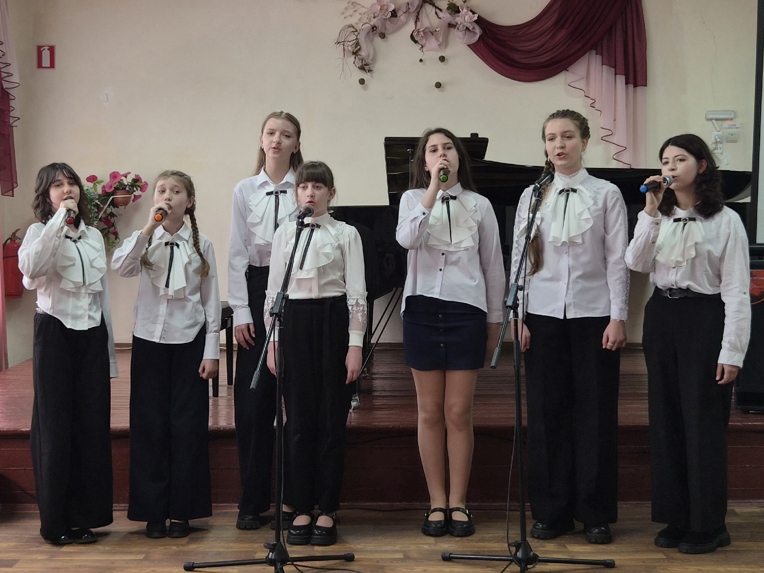 3 апреля в стенах Детской Музыкальной школы состоялся отчётный концерт вокально-хорового отдела «Пусть летит по свету песня» 3 апреля в стенах Детской Музыкальной школы состоялся отчётный концерт вокально-хорового отдела «Пусть летит по свету песня»