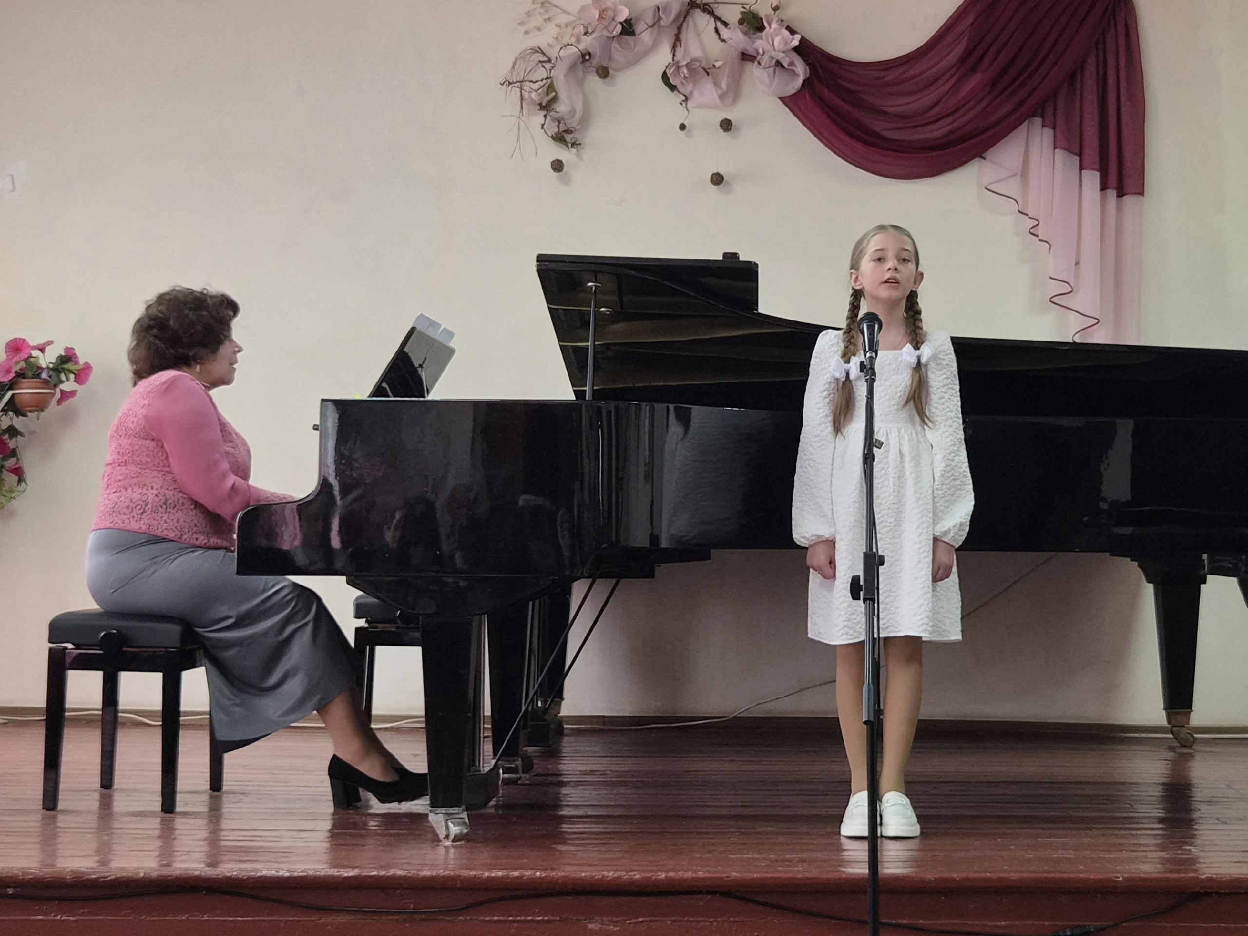 3 апреля в стенах Детской Музыкальной школы состоялся отчётный концерт вокально-хорового отдела «Пусть летит по свету песня» 3 апреля в стенах Детской Музыкальной школы состоялся отчётный концерт вокально-хорового отдела «Пусть летит по свету песня»