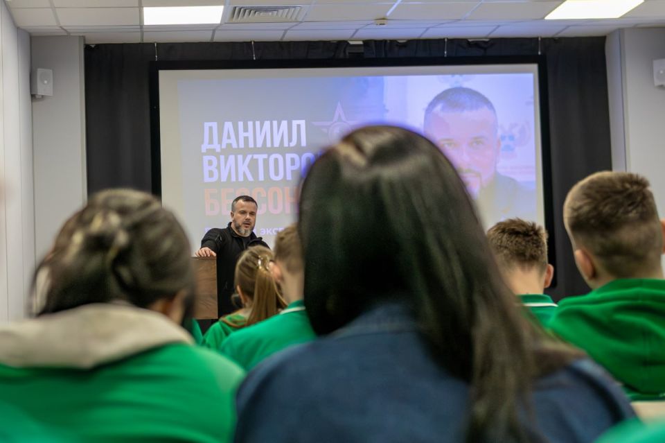 Информационное противоборство на практике: Даниил Безсонов провёл встречу с военкорами «Силы Державы» Информационное противоборство на практике: Даниил Безсонов провёл встречу с военкорами «Силы Державы»