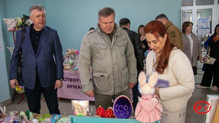 В преддверии светлого праздника Воскресения Христова в здании управления ФГУП «Железные дороги Новороссии» состоялась благотворительная ярмарка, организованная фондом «Время добрых» В преддверии светлого праздника Воскресения Христова в здании управления ФГУП «Железные дороги Новороссии» состоялась благотворительная ярмарка, организованная фондом «Время добрых»