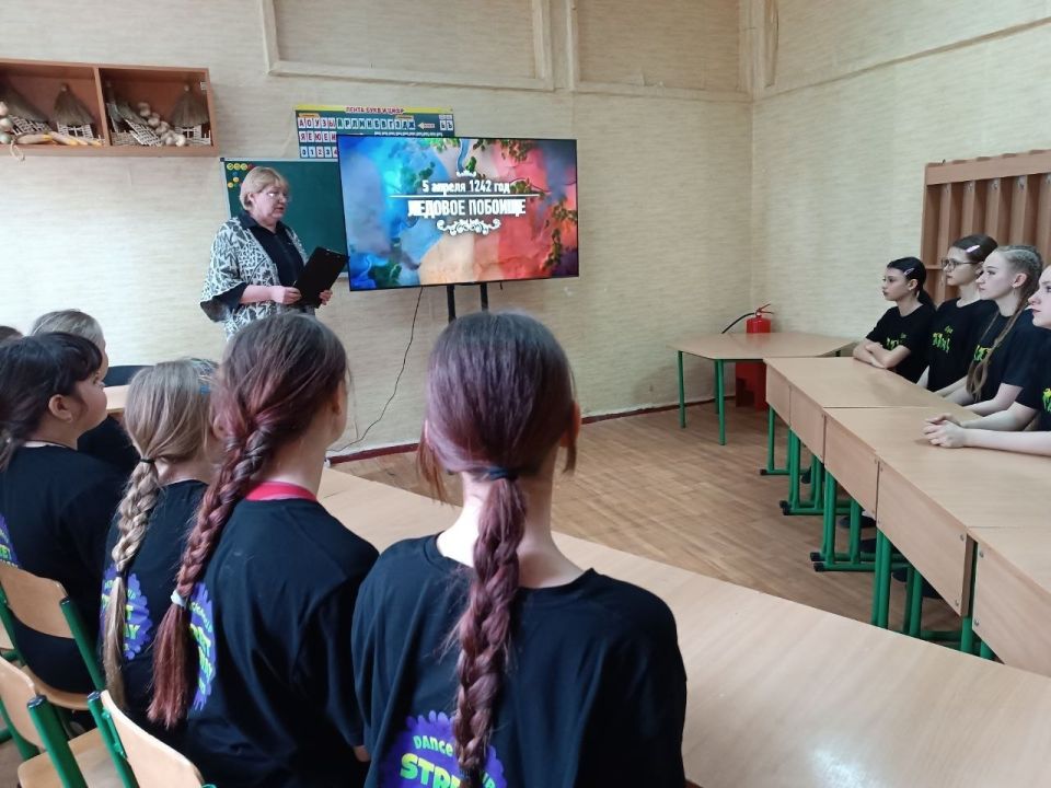 У нашего народа есть свои заветные страницы истории, дни славных воинских побед, в которых российские войска снискали почёт, уважение и славу У нашего народа есть свои заветные страницы истории, дни славных воинских побед, в которых российские войска снискали почёт, уважение и славу