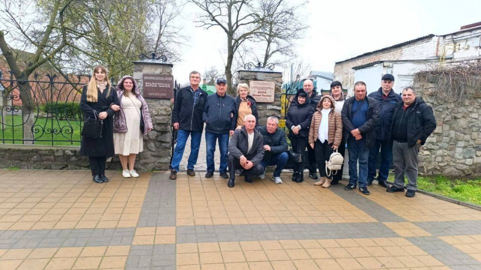 Делегация Мангушского муниципального округа в рамках партийного проекта «Историческая память» совершила важное культурно-просветительское путешествие, посетив знаковые места, связанные с героическим прошлым и богатым... Делегация Мангушского муниципального округа в рамках партийного проекта «Историческая память» совершила важное культурно-просветительское путешествие, посетив знаковые места, связанные с героическим прошлым и богатым...