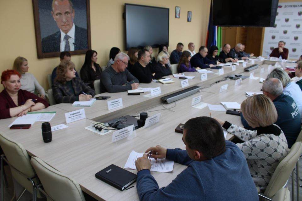 Иван Приходько: Сегодня провел аппаратное совещание администрации городского округа Горловка Донецкой Народной Республики, в котором приняли участие руководители структурных подразделений администрации, представители силовых... Иван Приходько: Сегодня провел аппаратное совещание администрации городского округа Горловка Донецкой Народной Республики, в котором приняли участие руководители структурных подразделений администрации, представители силовых...