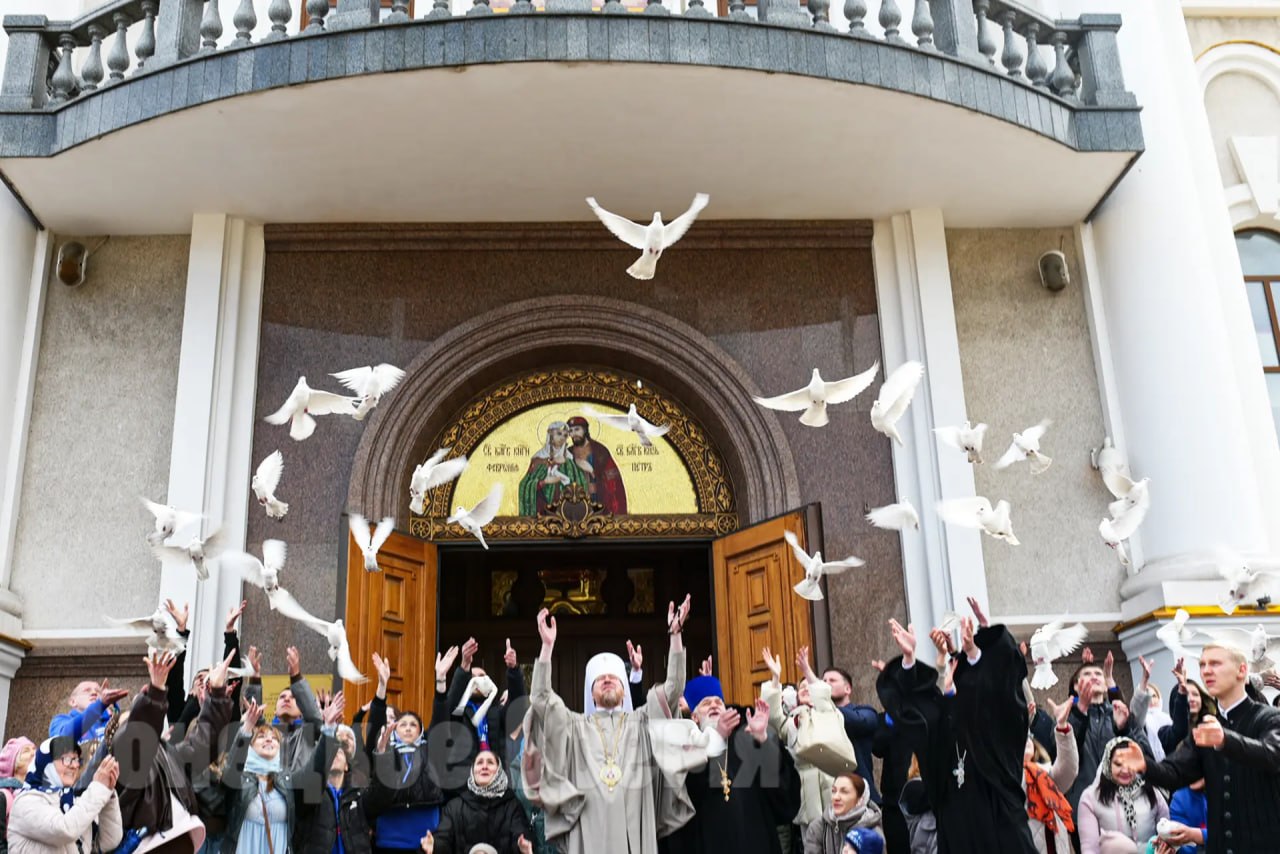 Как символ мира и бессмертия души: в Благовещение в небо над Донецком запустили белых голубей Как символ мира и бессмертия души: в Благовещение в небо над Донецком запустили белых голубей