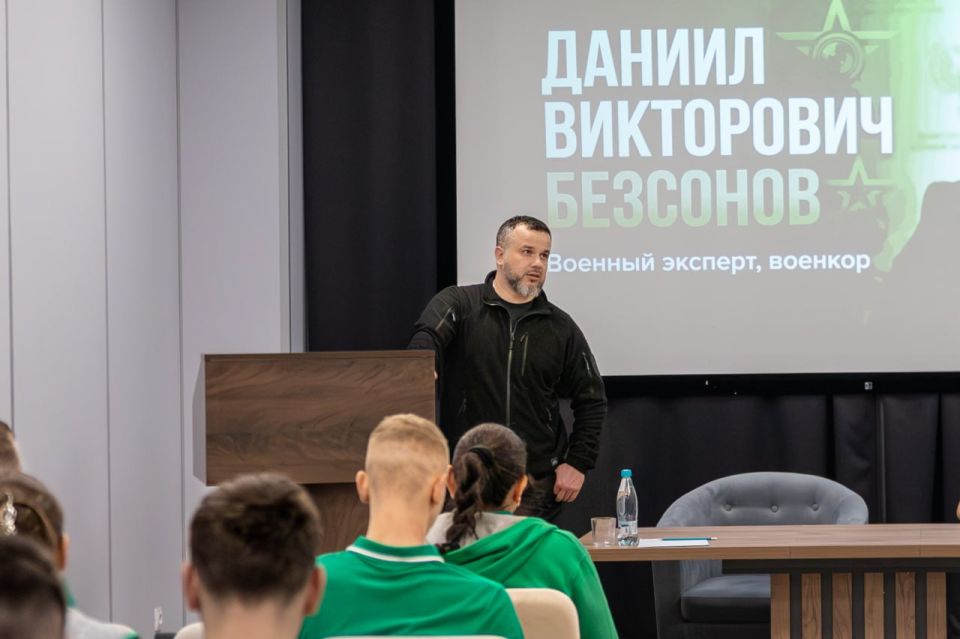 Информационное противоборство на практике: Даниил Безсонов провёл встречу с военкорами «Силы Державы» Информационное противоборство на практике: Даниил Безсонов провёл встречу с военкорами «Силы Державы»
