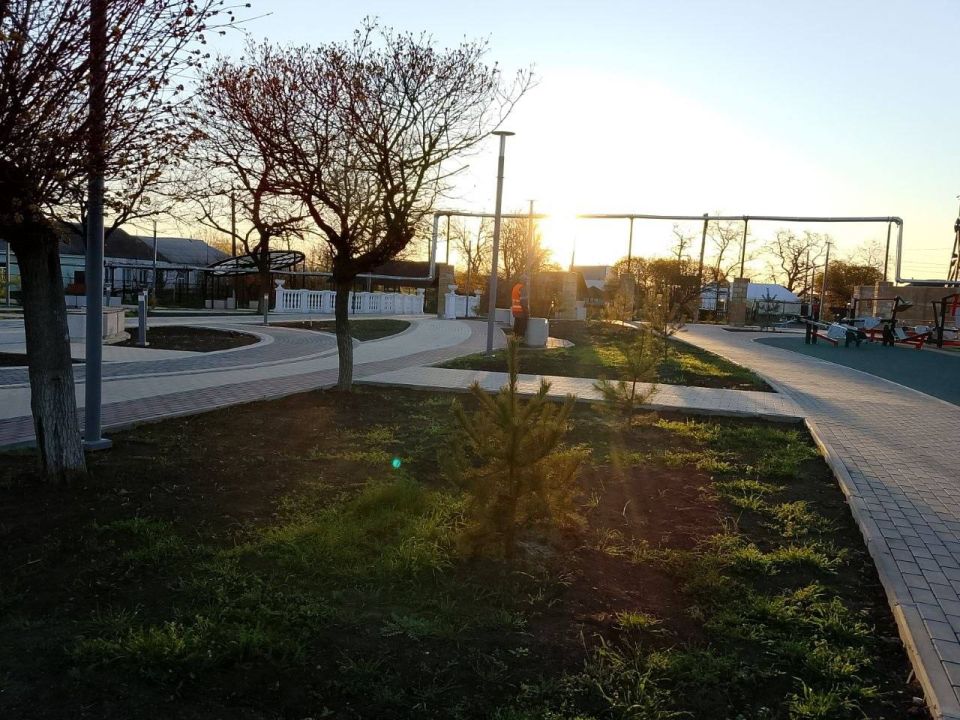 Борис Трима: 6 апреля сотрудники МБУ «СБ Вектор» продолжили работу по благоустройству и уборке территории: