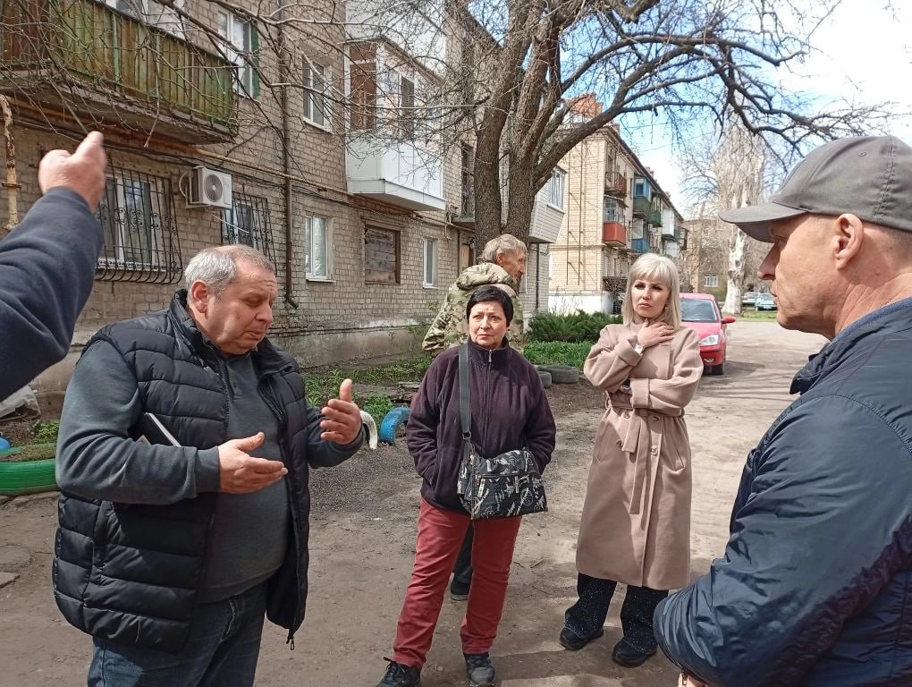 Александр Пеняев: Вместе с председателем Ясиноватского муниципального совета Анной Бондарь провели сегодня встречу с жителями дома № 68 по улице Кирова в Пантелеймоновке Александр Пеняев: Вместе с председателем Ясиноватского муниципального совета Анной Бондарь провели сегодня встречу с жителями дома № 68 по улице Кирова в Пантелеймоновке