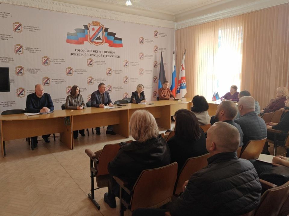 В Снежном представители органов местной власти обсудили ряд актуальных тем
